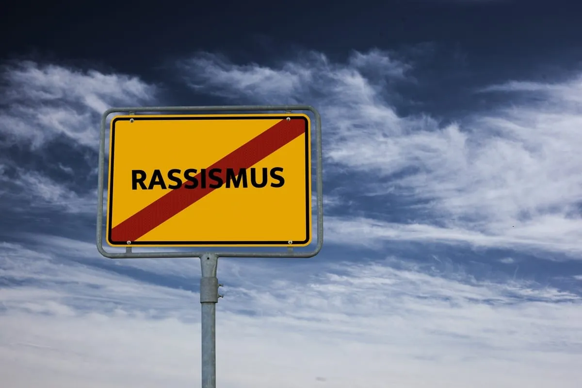 Rassismus: Kündigung wegen Affenlauten rechtens