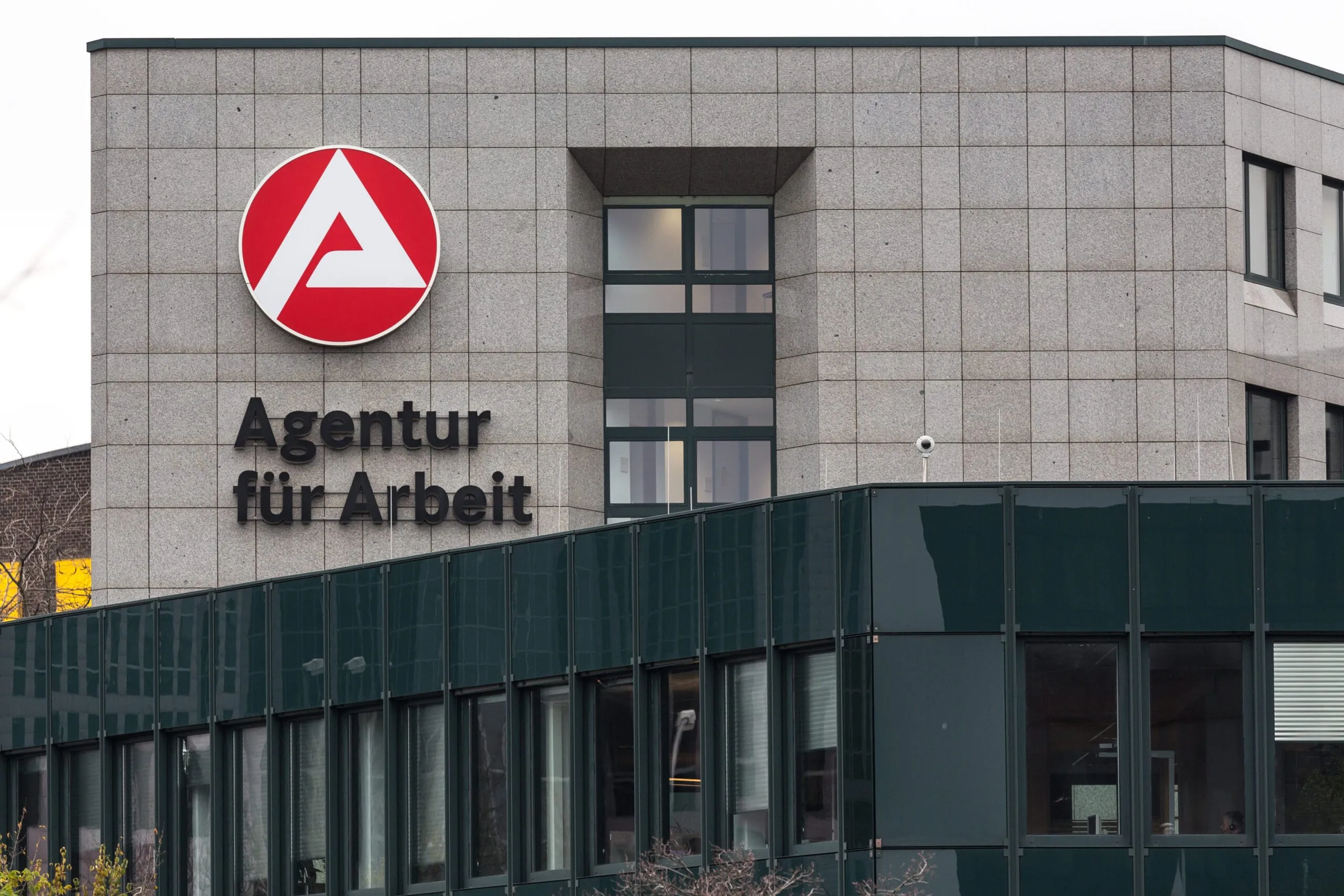 Wie Kurzarbeit Unternehmer und Angestellte belastet