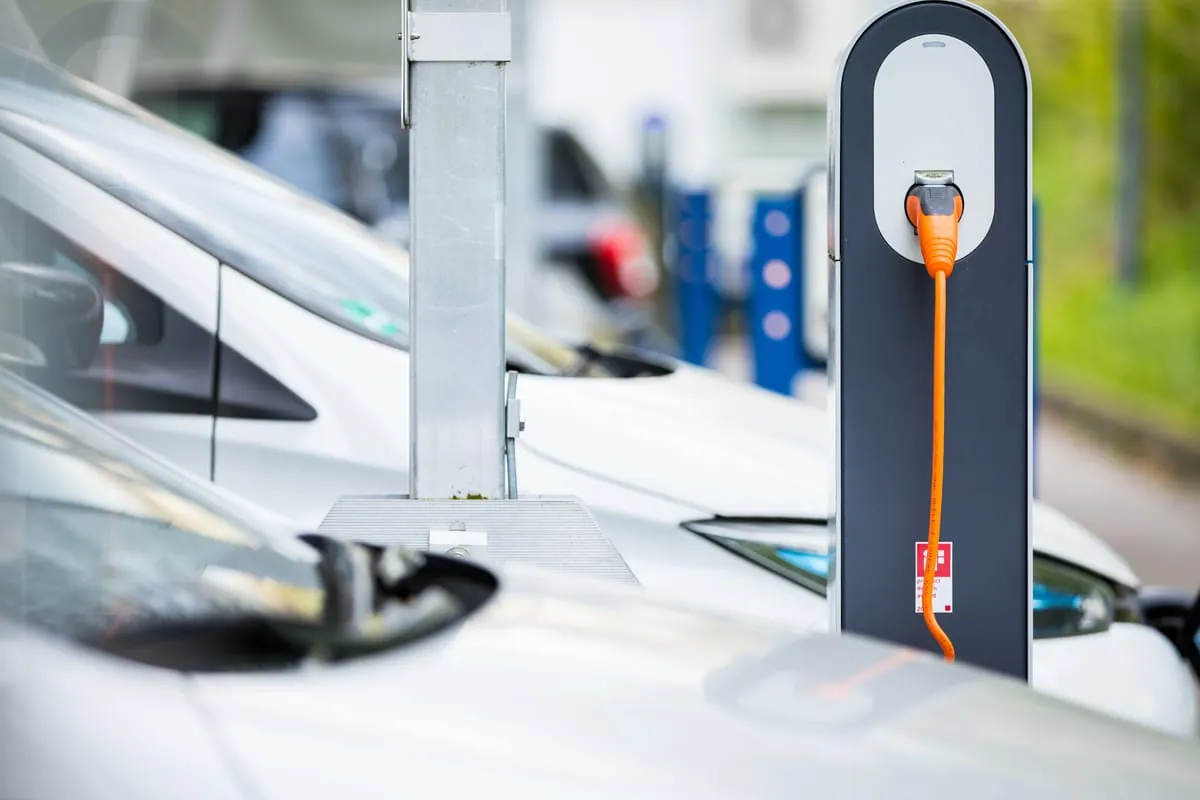 Ladesäulen in Deutschland: Wo Sie (zukünftig) Ihr E-Auto laden können