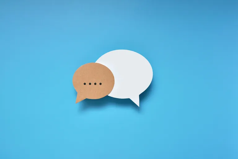 Sprechblasen auf blauem Hintergrund.