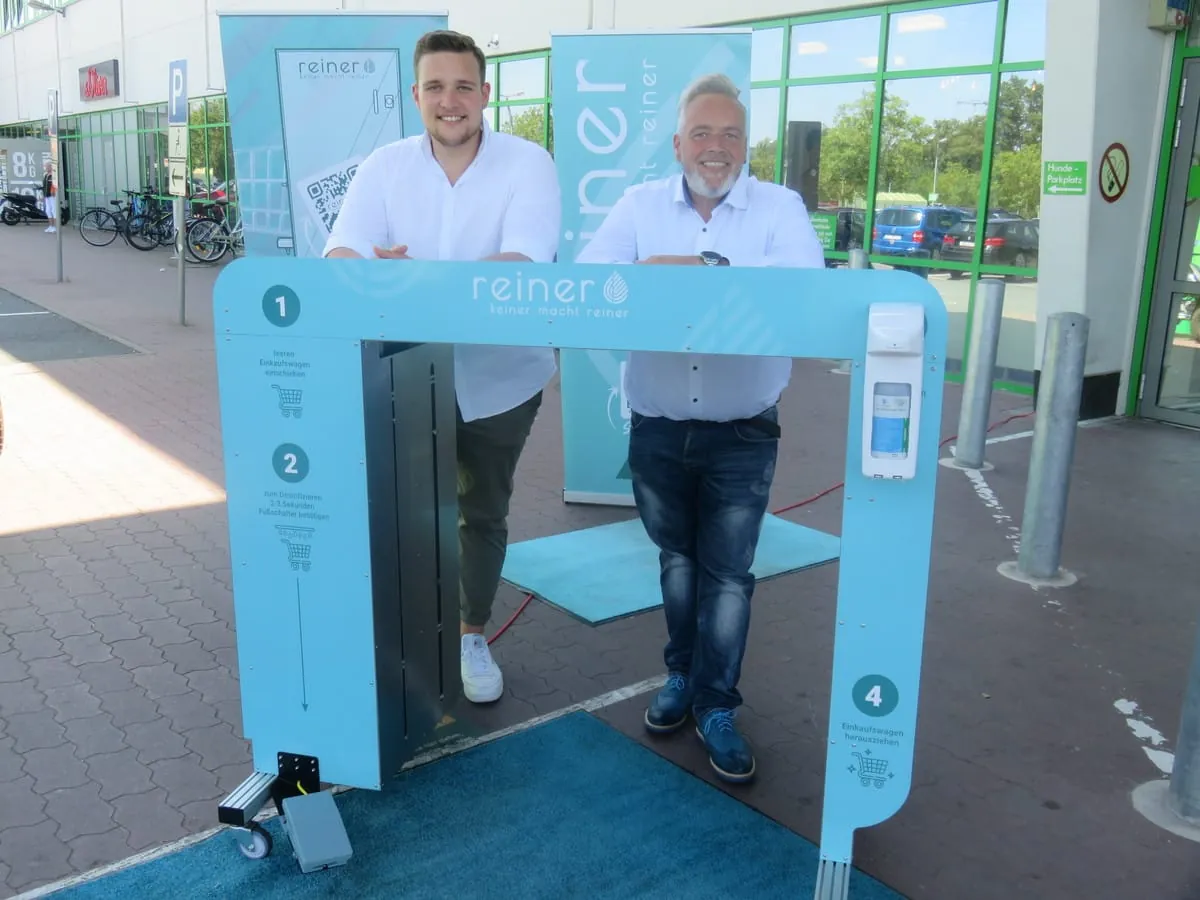 Saubere Griffe: Gebäudereiniger entwickelt Einkaufswagen-Waschstraße