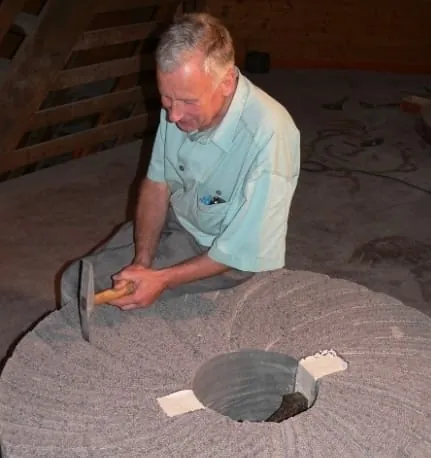 Die Herstellung eines Mühlsteins im Film