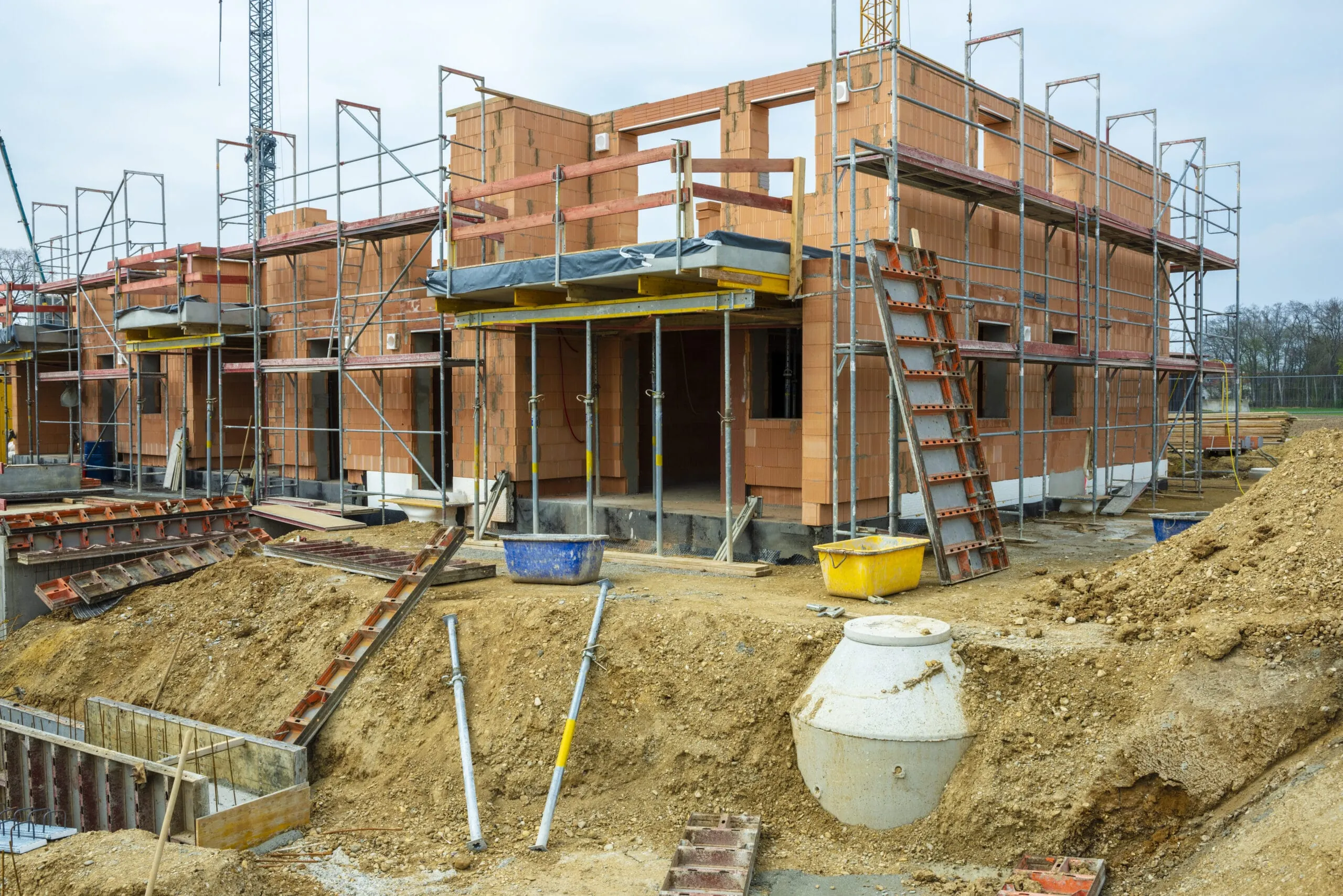 Knappe Baustoffe: Was Handwerker jetzt tun sollten