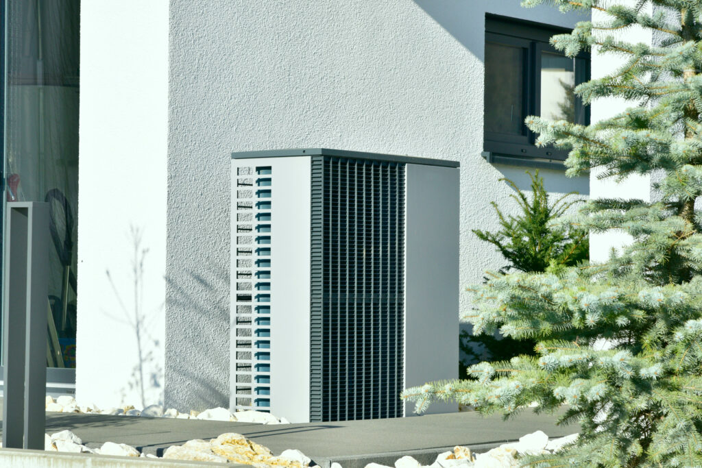 Wärempumpe vor einem Wohnhaus