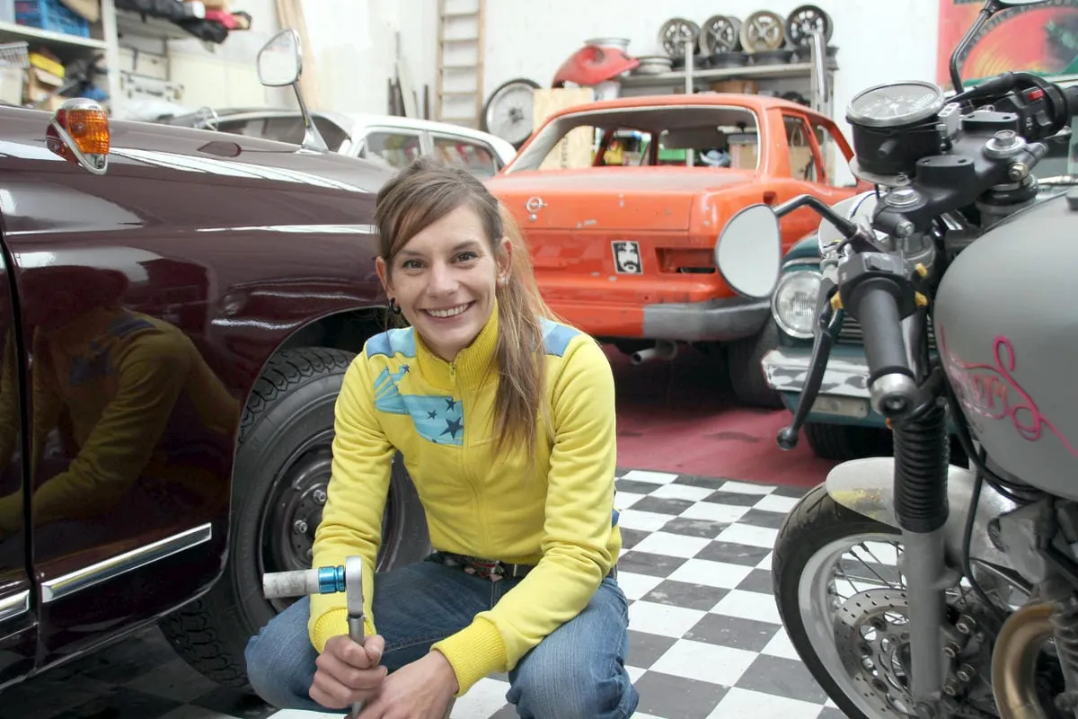 Kfz-Mechanikerin gibt Schrauberkurse für Frauen