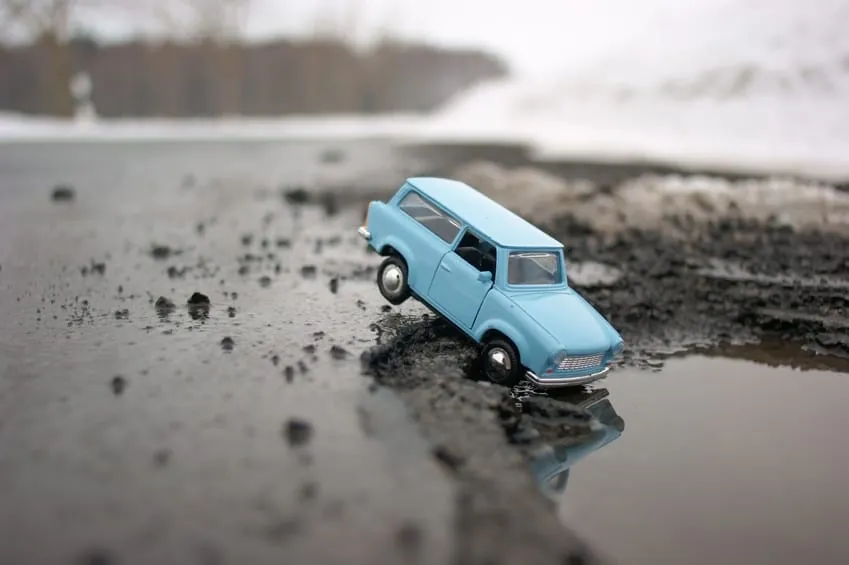 Vorsicht Schlagloch: Nur im Einzelfall Schmerzensgeld