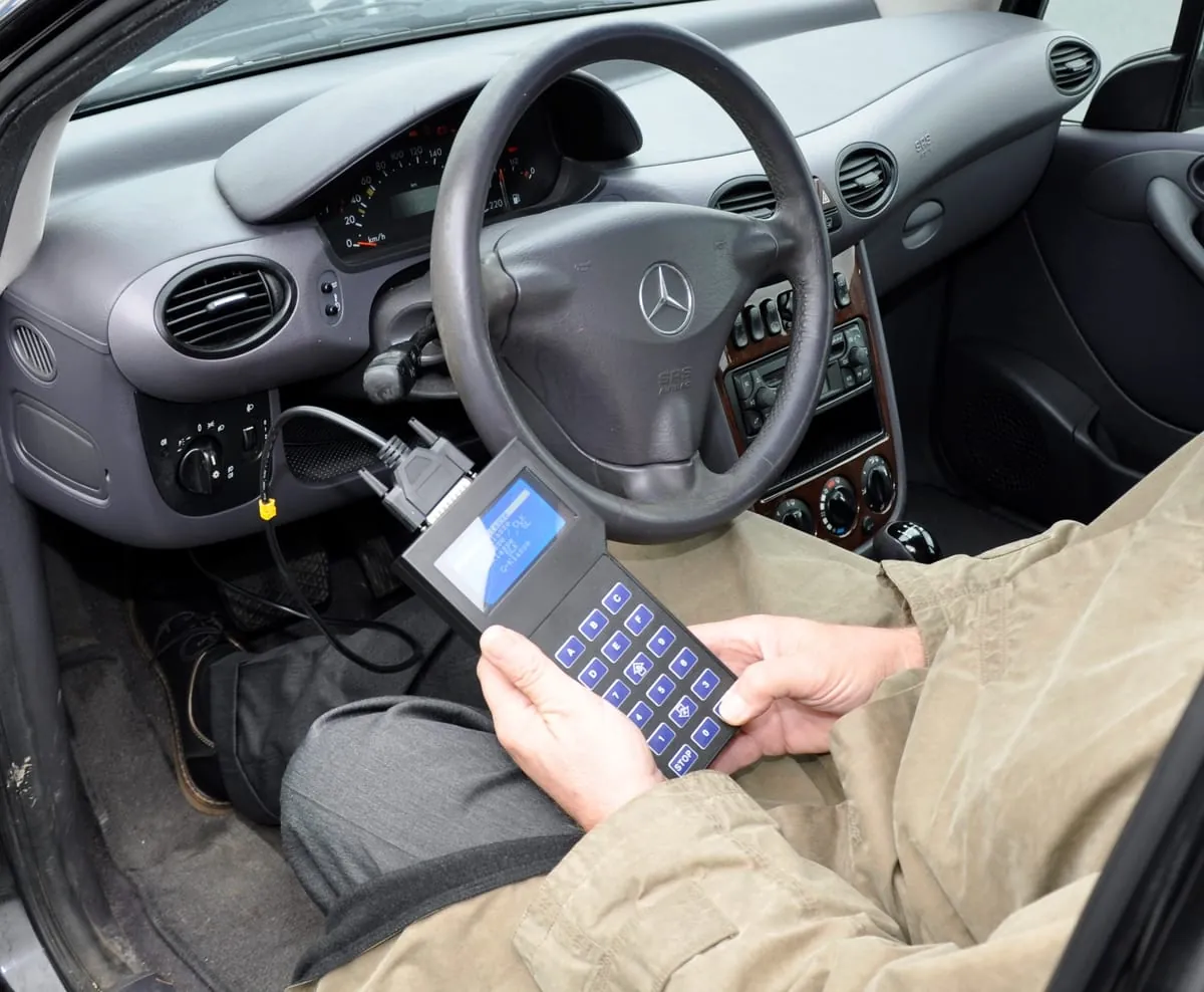 Tacho-Manipulation: Wie Betrüger Milliarden erschwindeln