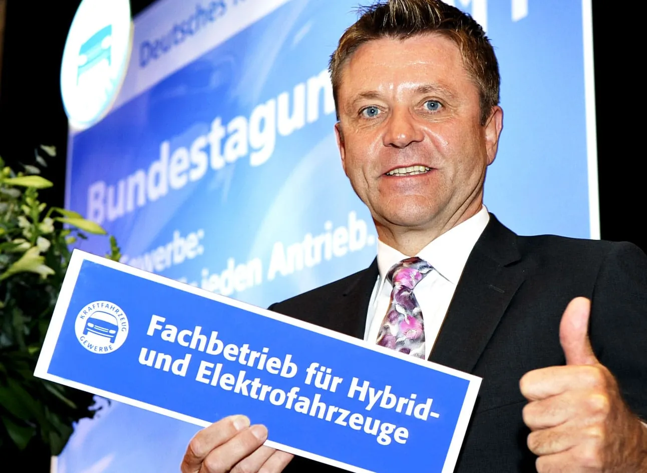 Kfz-Gewerbe präsentiert neues Zusatzzeichen für Fachbetriebe