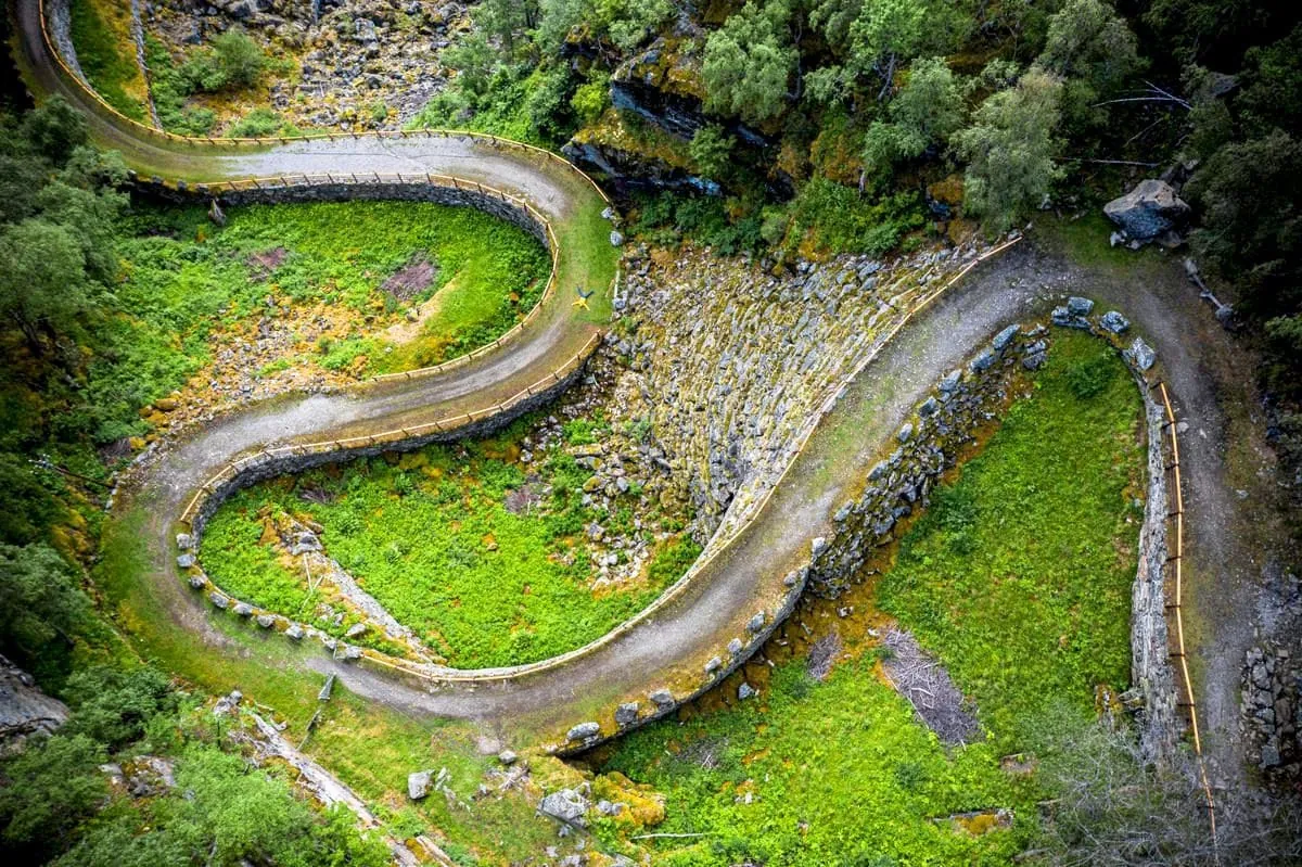 Blick auf die historische Straße Vindhellavegen in Norwegen