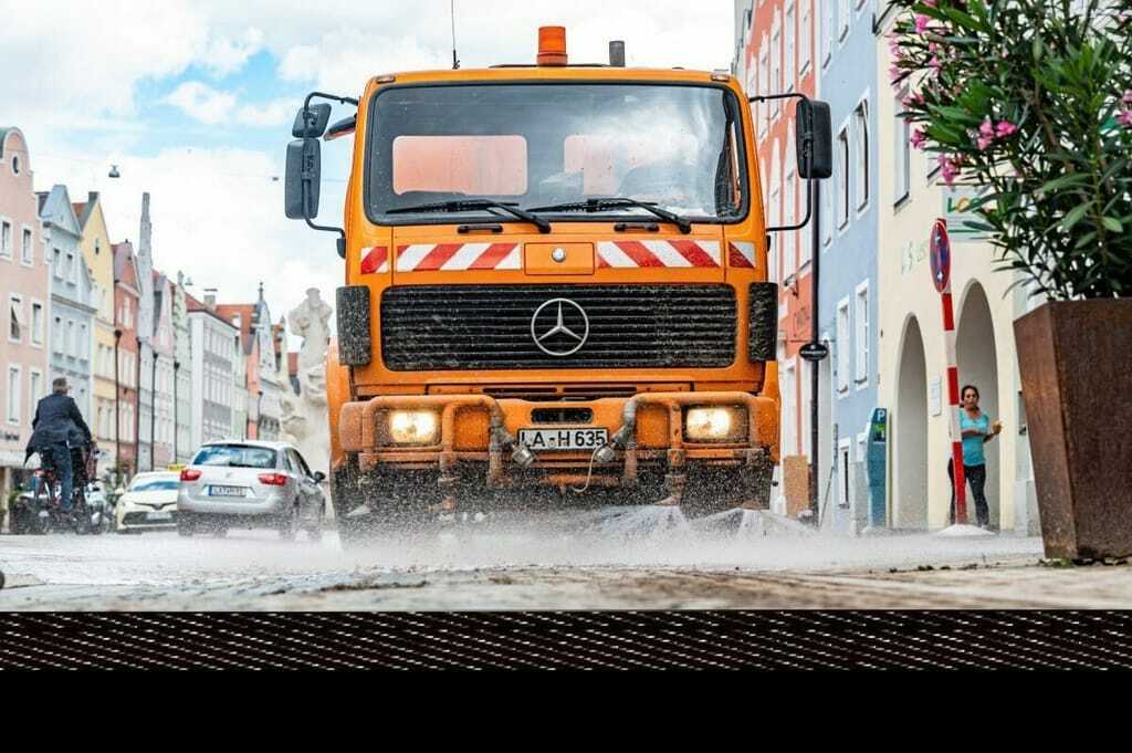 Straßenreinigung nach Unwetter in Landshut