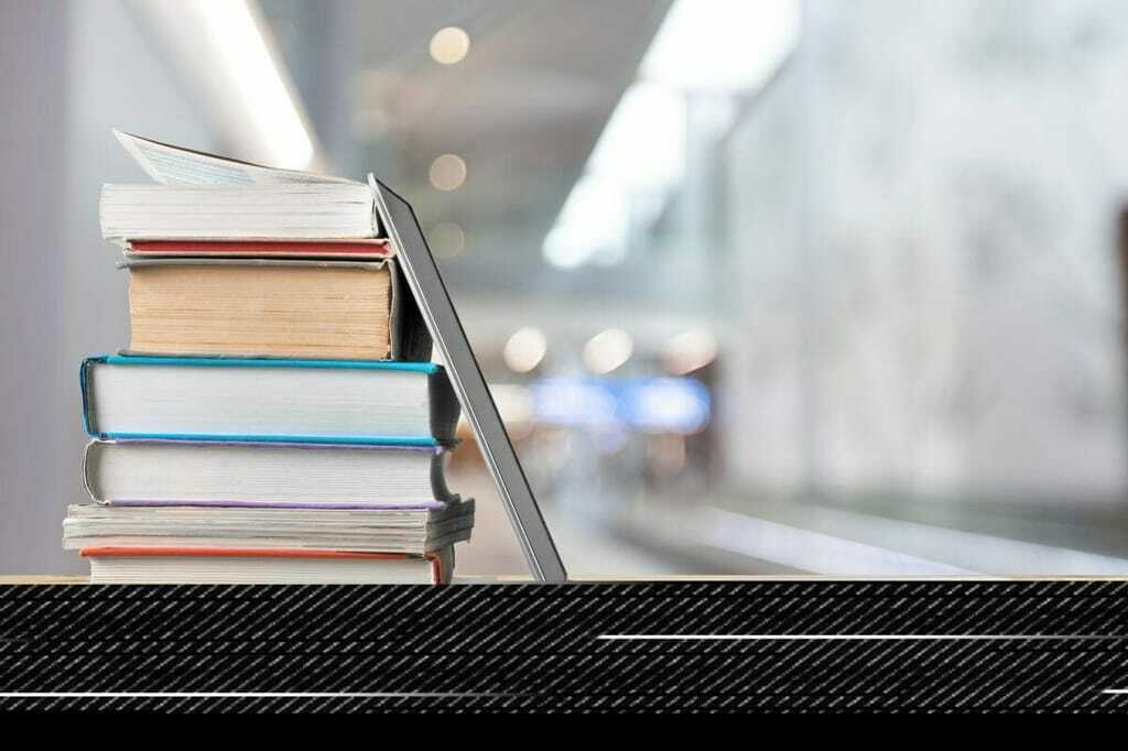 Laptop und Bücher