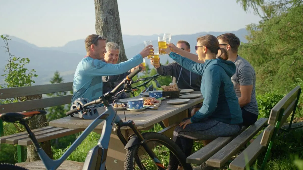 Fahrradfahrer trinken Alkohol