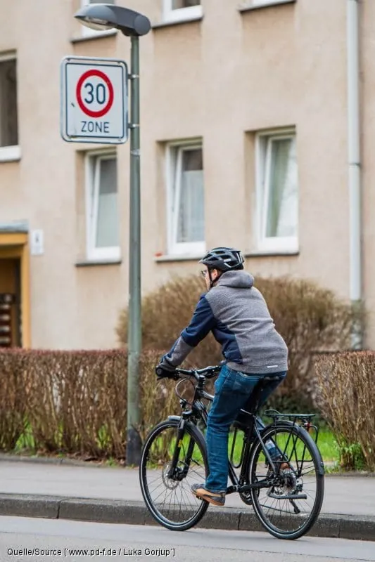 Fahrradfahrer fährt in Zone 30