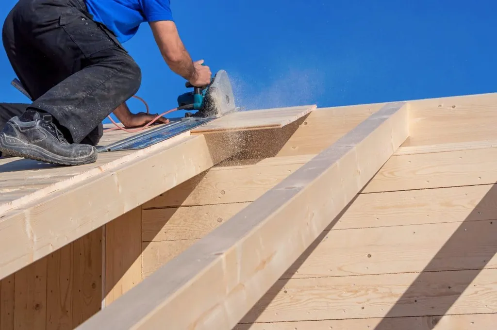 Handwerker arbeitet mit Holz