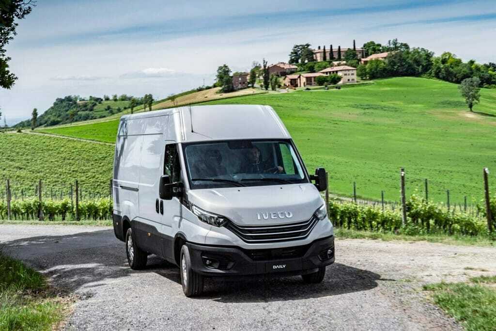 Iveco Daily faehrt in Landschaft