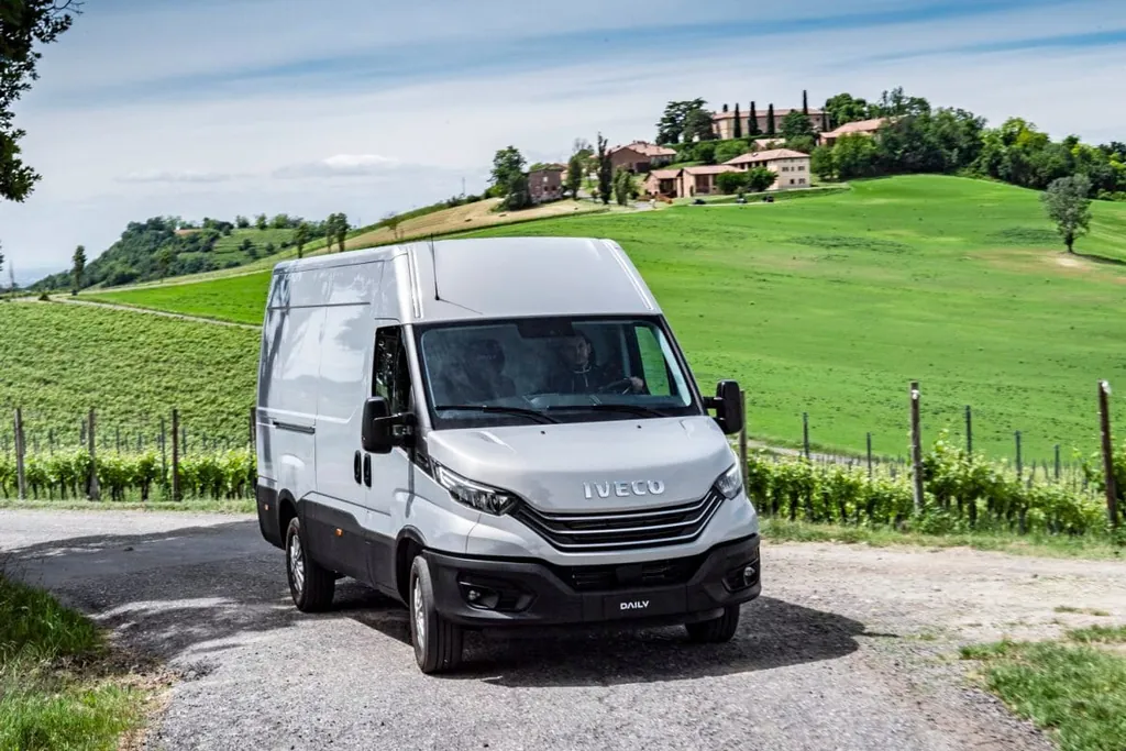 Iveco Daily faehrt in Landschaft