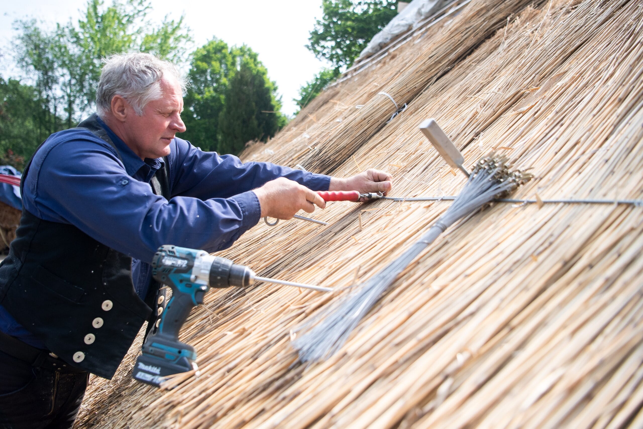 Bis heute werden Reetdächer aufwendig per Hand gefertigt.