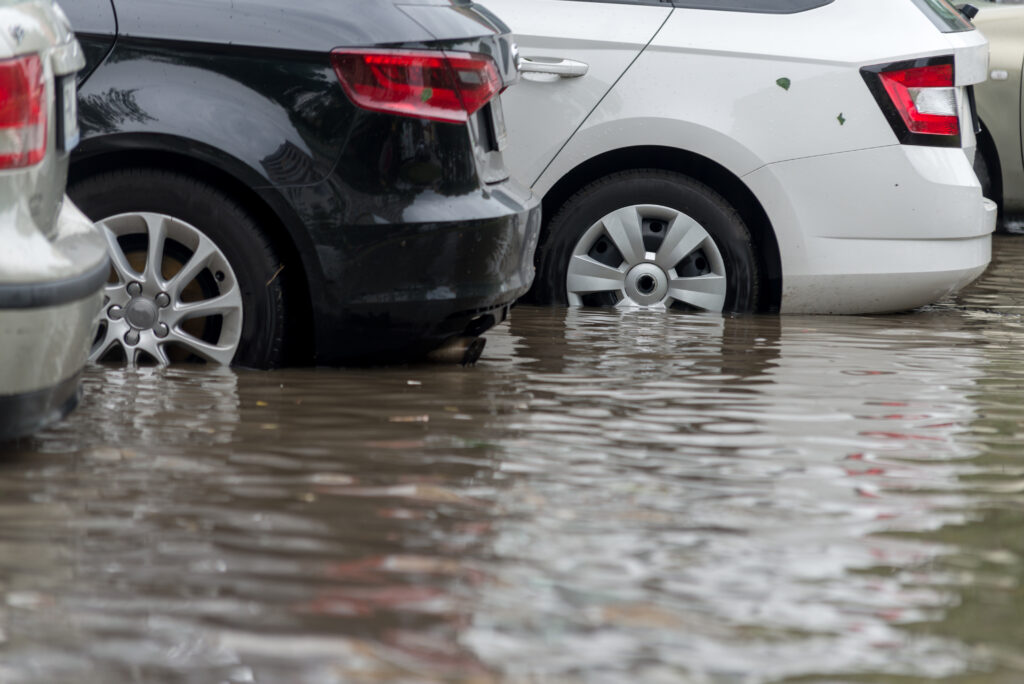 Autos in Hochwasser-Gebiet