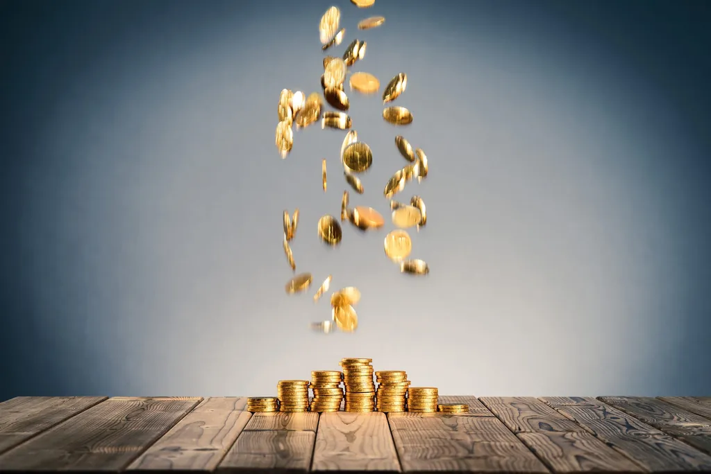 Geldstücke fallen auf einen Tisch