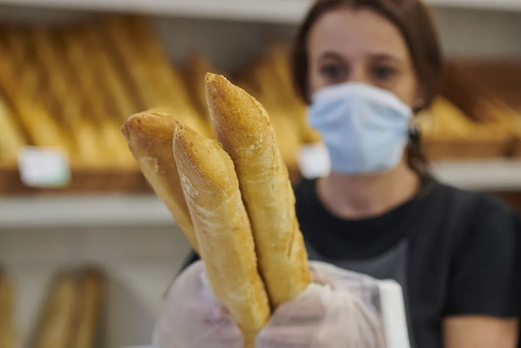 B&auml;ckereiverk&auml;uferin mit Maske