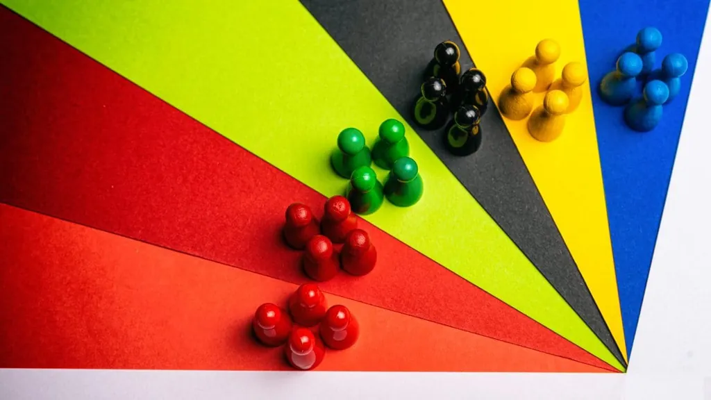 verschiedenfarbige Spielfiguren zur Bundestagswahl