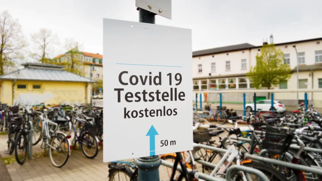Schild für kostenlose Corona-Teststation