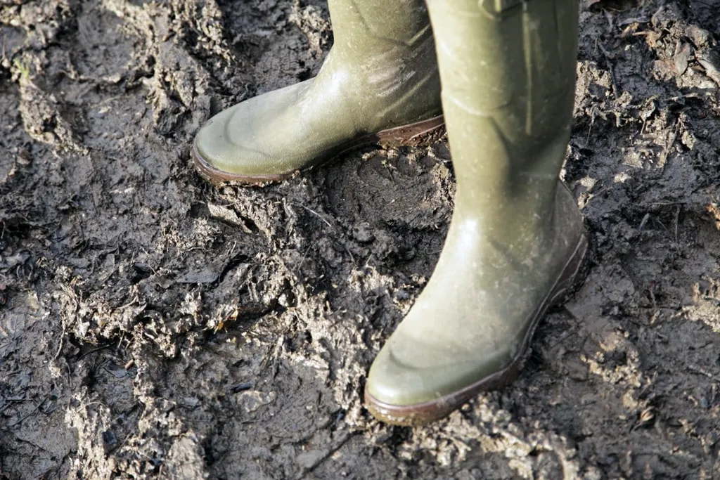 Gummistiefel auf Schlamm