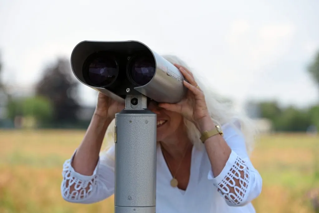 Karin Holzheu am Fernglas