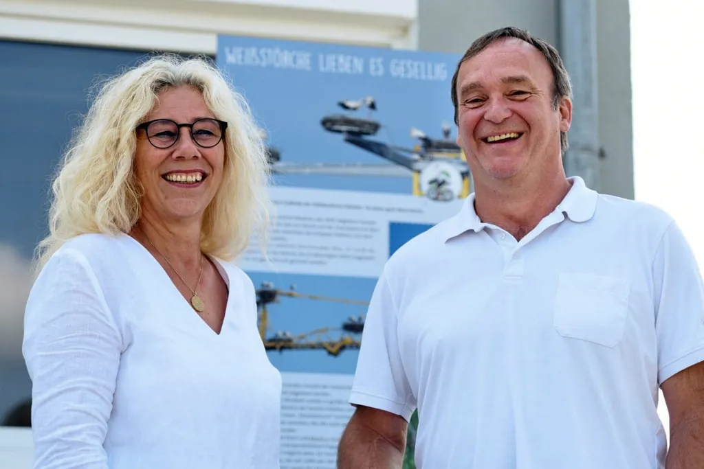 Karin und Markus Holzheu vor der Storchen-Informationstafel