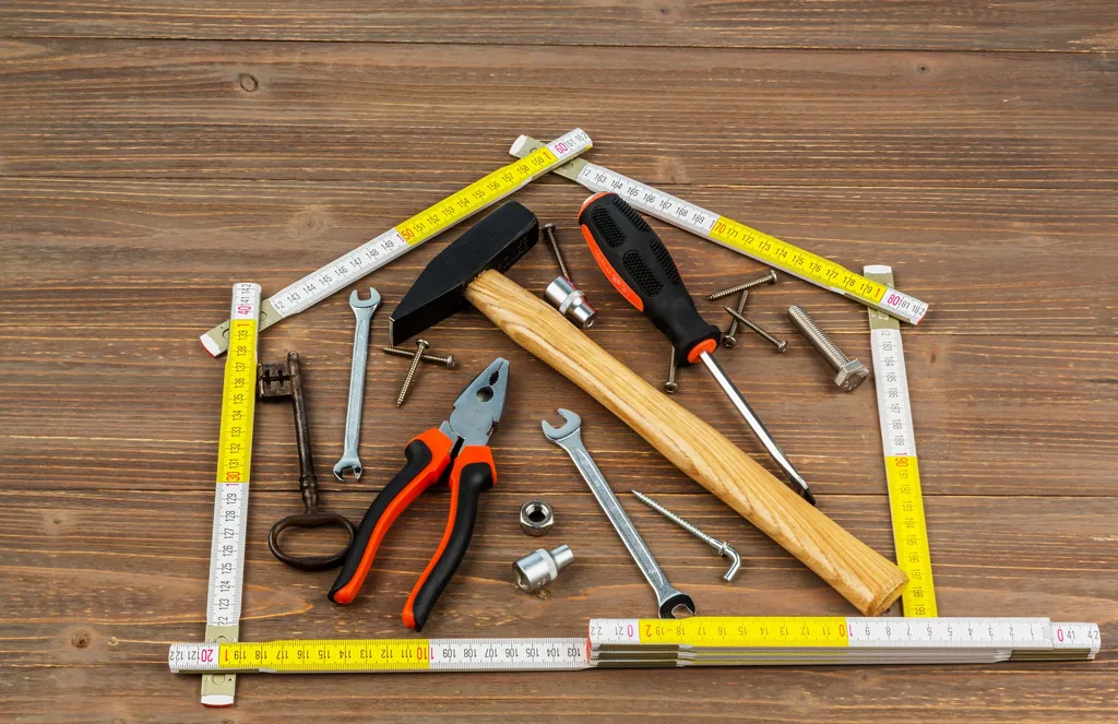 Verschiedene Werkzeuge auf einem Tisch