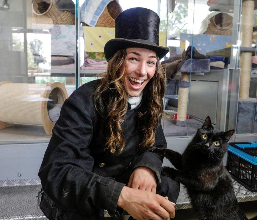 Schornsteinfegerin Lena Kubanke mit Kater Kiwi