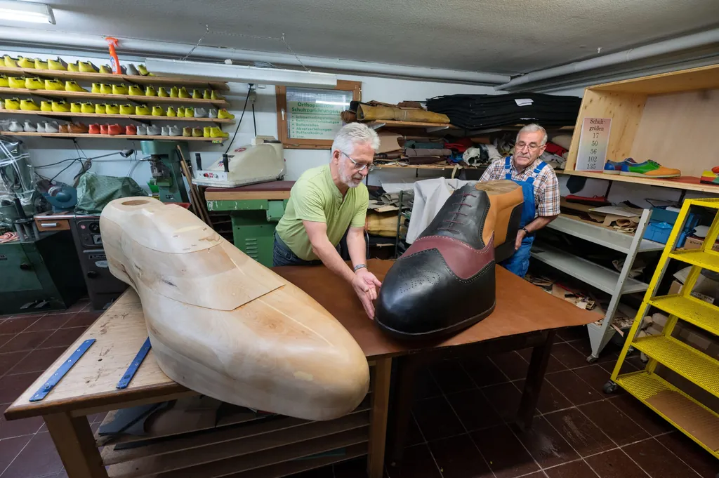 Schuhmachermeister Matth&auml;us J&ouml;rg und Johannes Schunk in Werkstatt.