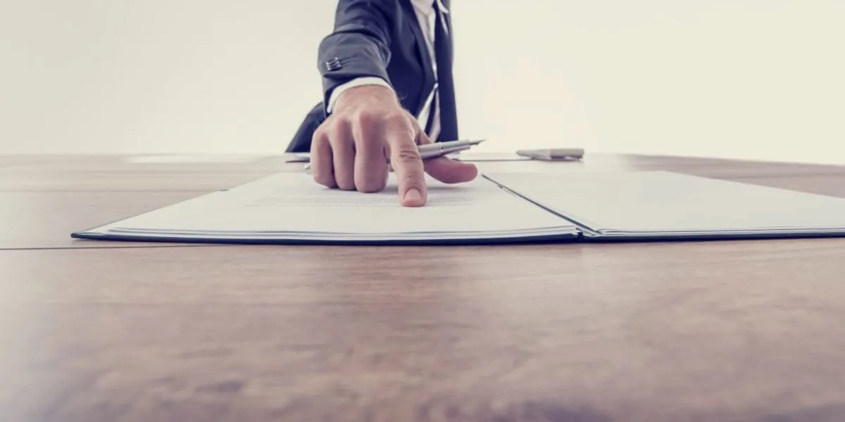 Diese versteckten Botschaften stecken im Arbeitszeugnis