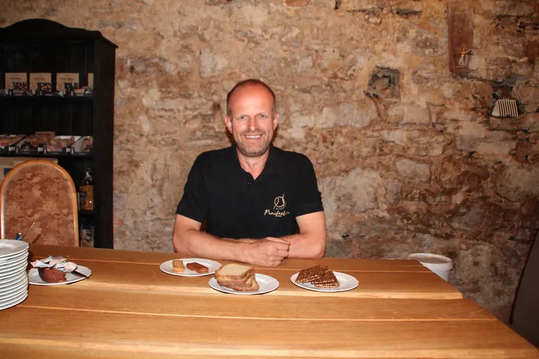 B&auml;cker am Tisch vor Brotsorten