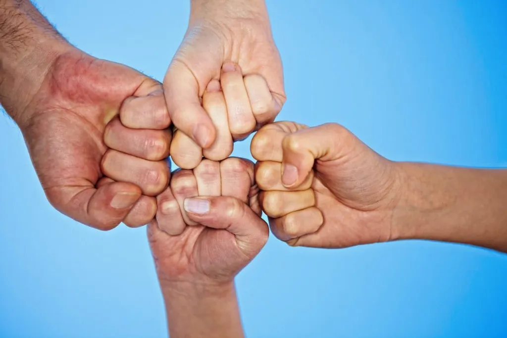 Vier F&auml;uste werden aneinander gesto&szlig;en