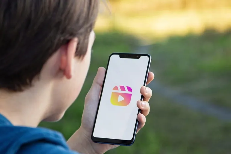 junge schaut auf smartphone