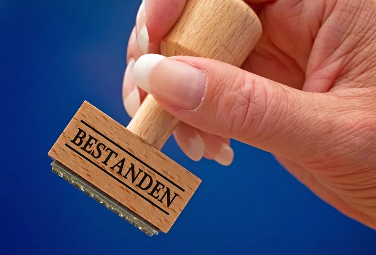 Stempel mit "Bestanden"