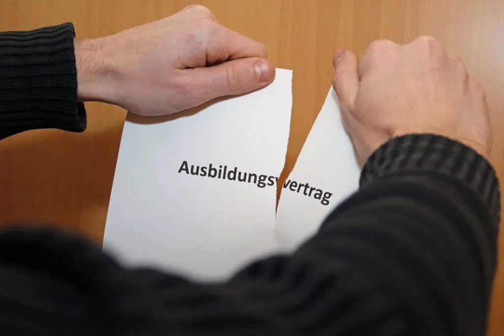 H&auml;nde, die einen Ausbildungsvertrag zerrei&szlig;en