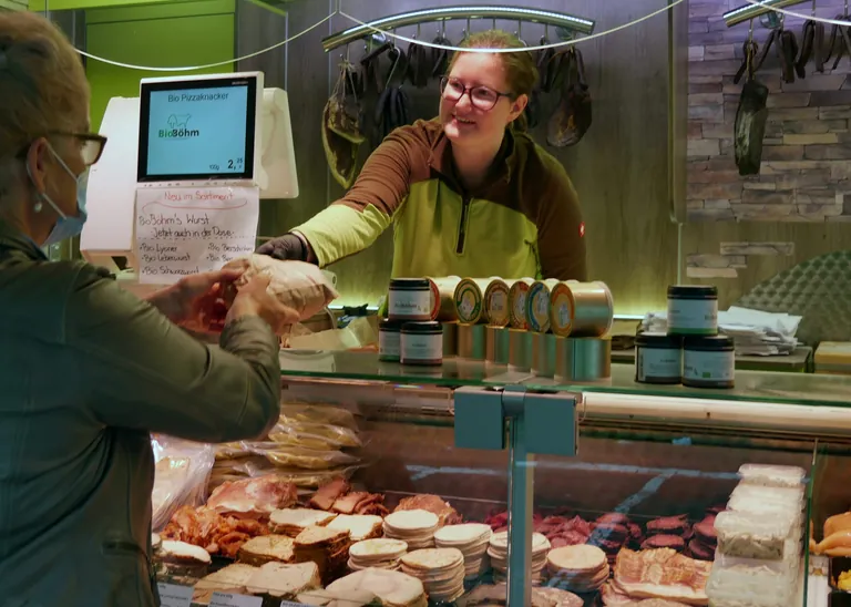 Fleischereifachverk&auml;uferin bedient Kunden