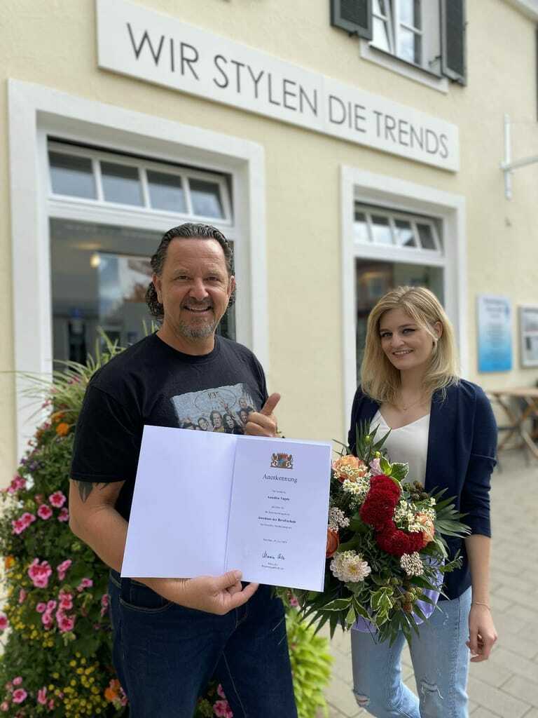 Friseurmeister Jörg Mengel und die frisch ausgebildete Annalisa Nägele mit ihrem Spitzenzeugnis