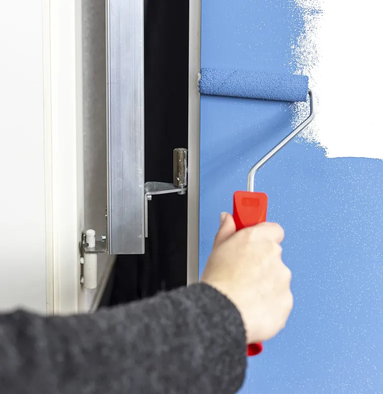 Das Lackierscharnier erlaubt das Streichen von T&uuml;ren in H&auml;ngeposition..