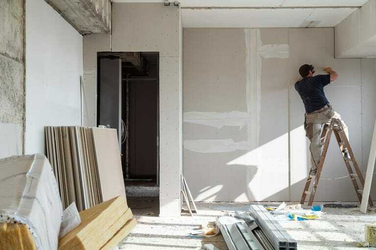 Handwerker bei der Arbeit, Trockenbau.