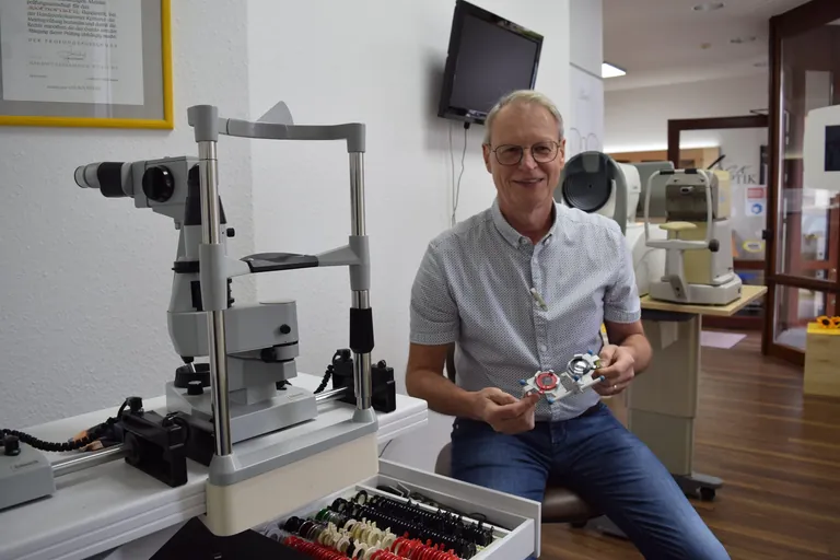 Optikermeister in seiner Werkstatt