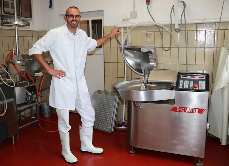 Stefan Vider vor Fleischkutter.