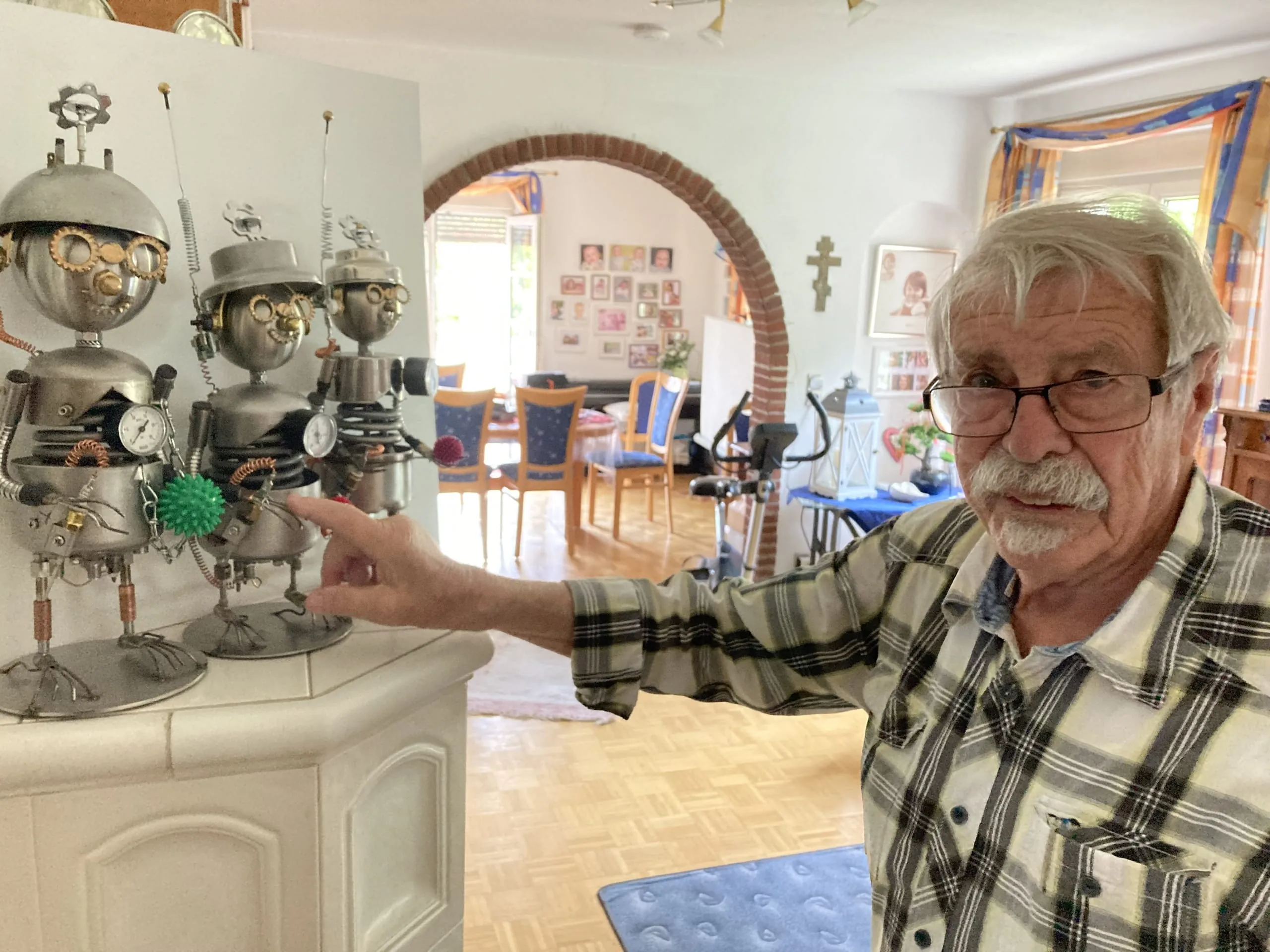 Elektriker begegnet Virus kreativ und entwirft Figur "Coroni"