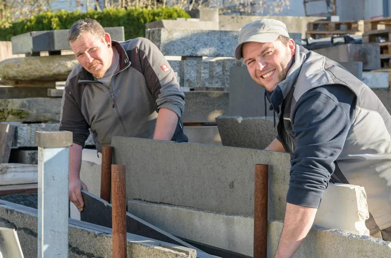 Steinmetze Michael Greule und Marcel Haller