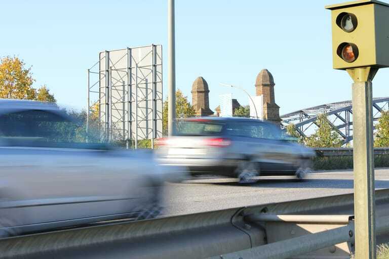 Zu schnell fahrende Autos und Blitzer auf Brücke,