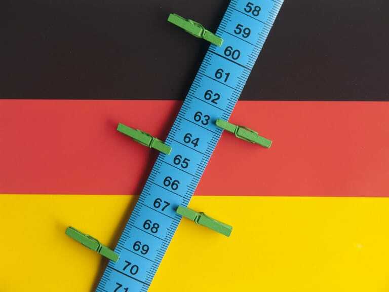 Maßband mit Zahlen von 63 bis 70.