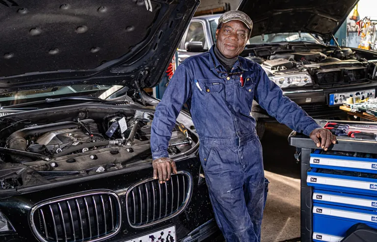 C&eacute;phas Bansah in seiner Kfz-Werkstatt