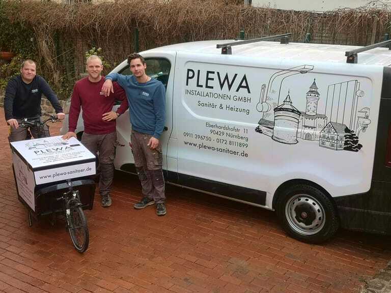 Drei Chefs vor Lieferwagen